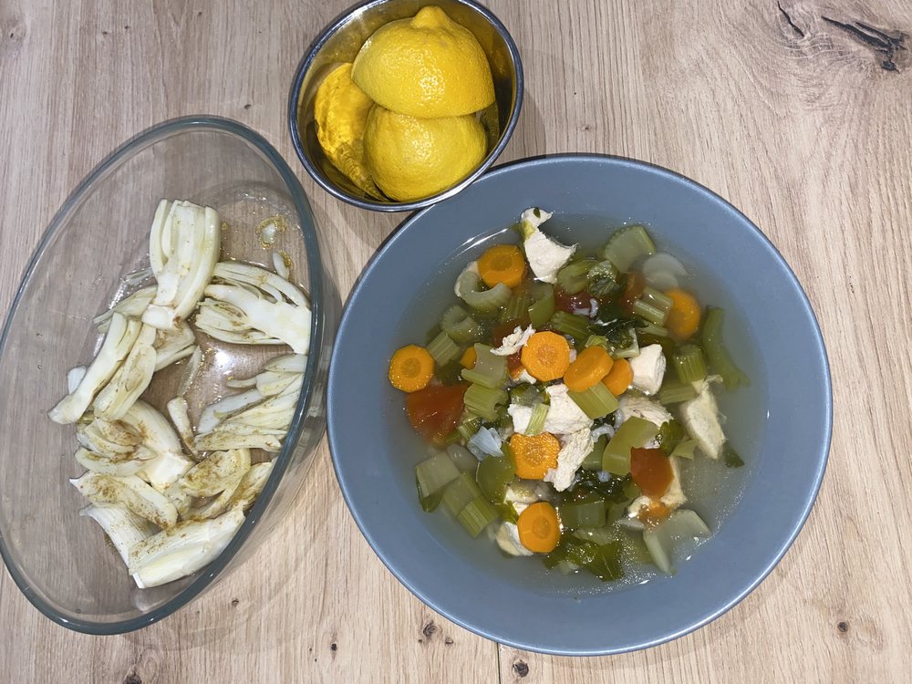 Bouillon de légumes et poulet, préparé selon une recette d'autrefois