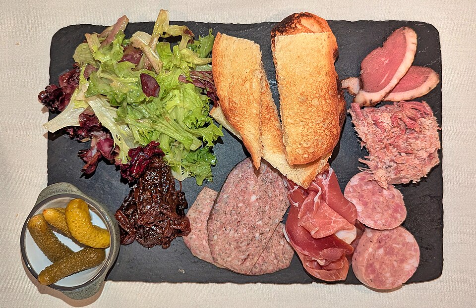 Assiette de charcuterie et pickles maison