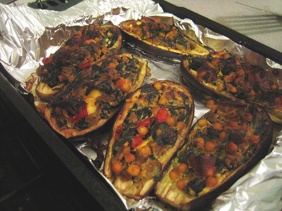 Aubergines farcies au riz et pignons
