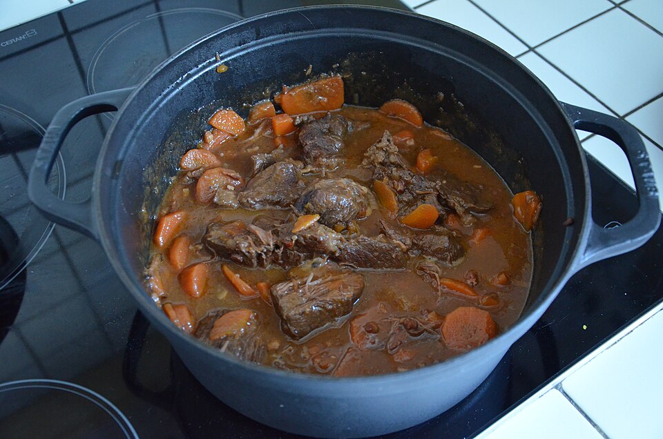 Bœuf braisé aux carottes et vin blanc