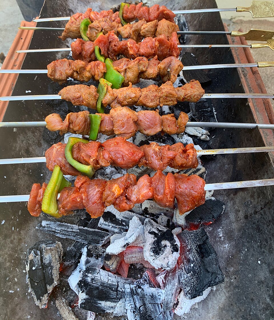 Brochettes d'agneau et légumes méditerranéens
