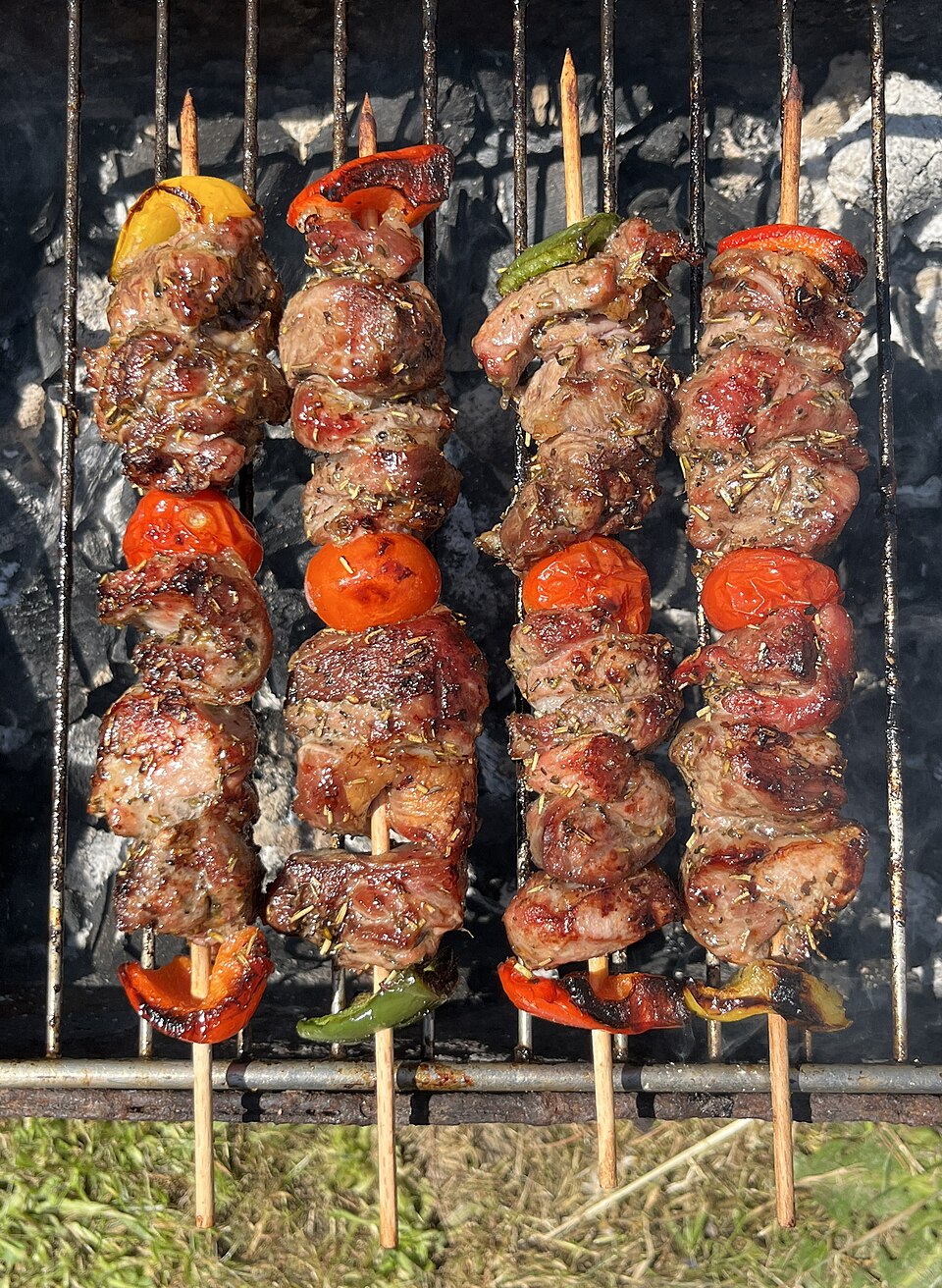 Brochettes d'agneau et légumes méditerranéens