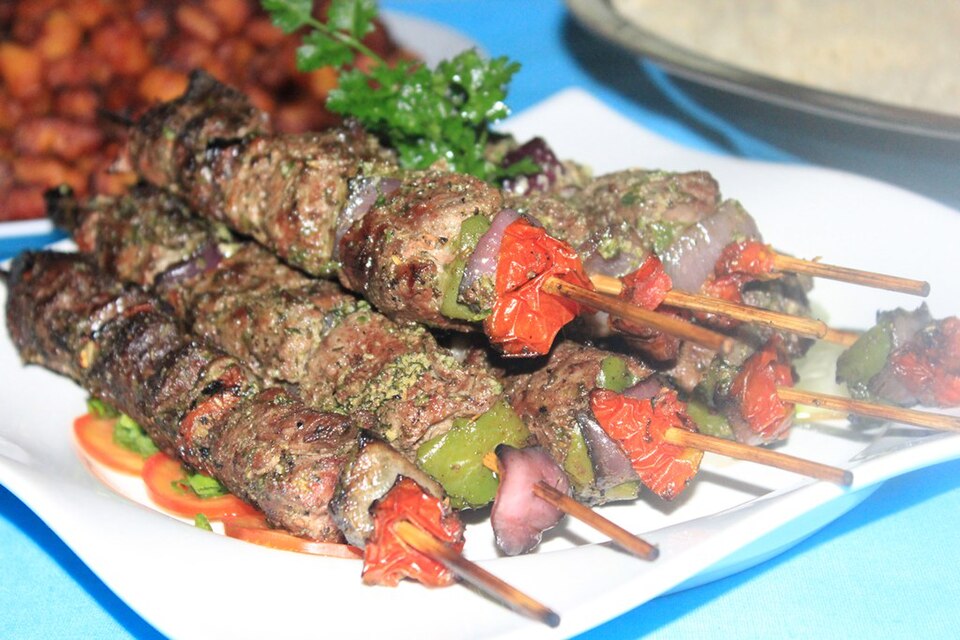 Brochettes de bœuf et poivrons colorés
