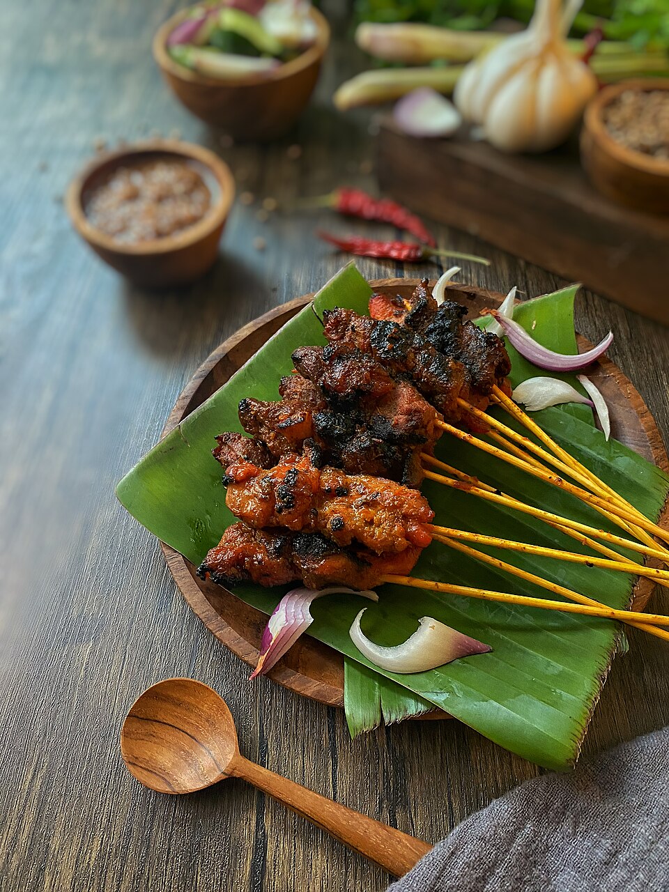 Brochettes de poulet satay et sauce cacahuète