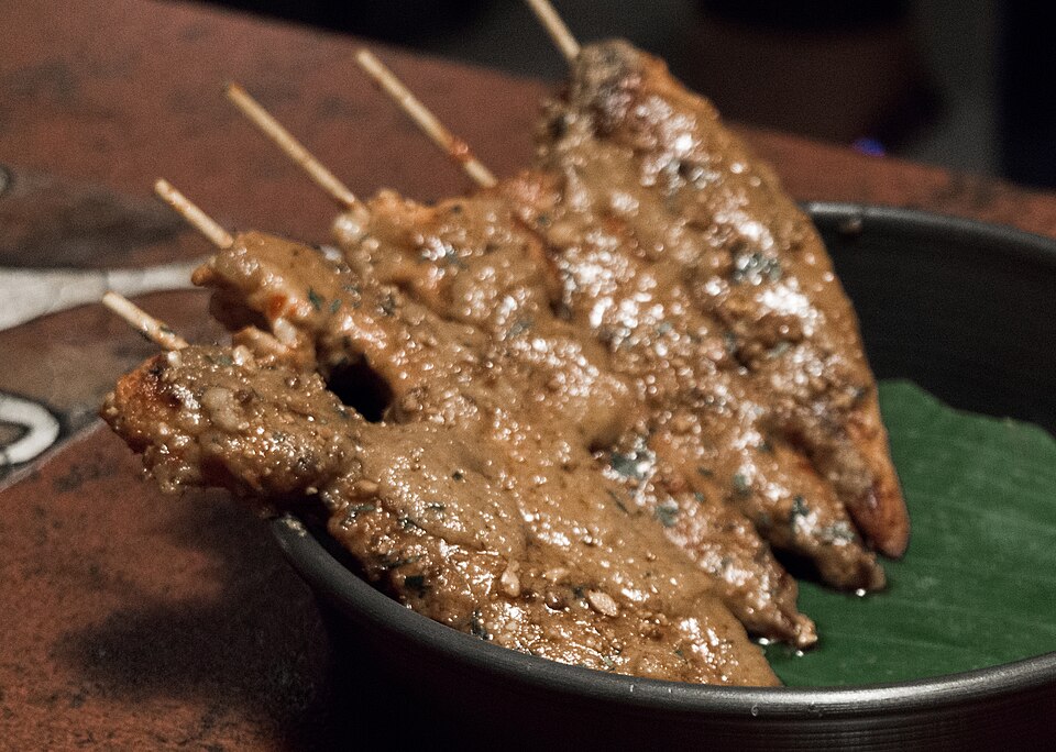 Brochettes de poulet satay et sauce cacahuète
