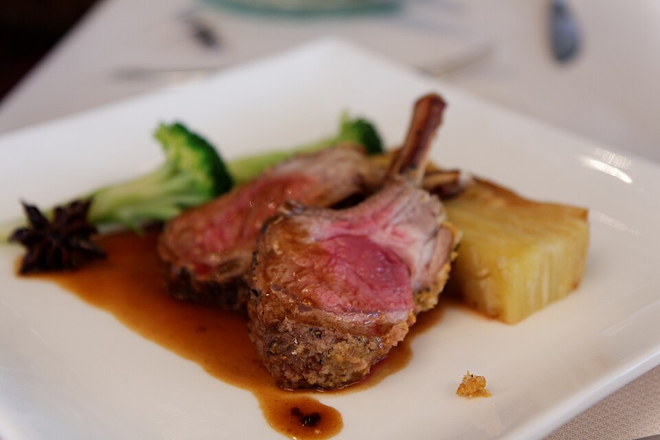 Carré d'agneau rôti à la moutarde