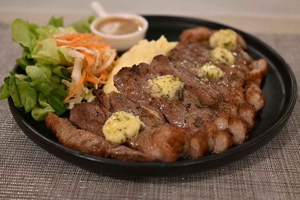 Entrecôte grillée et beurre maître d'hôtel
