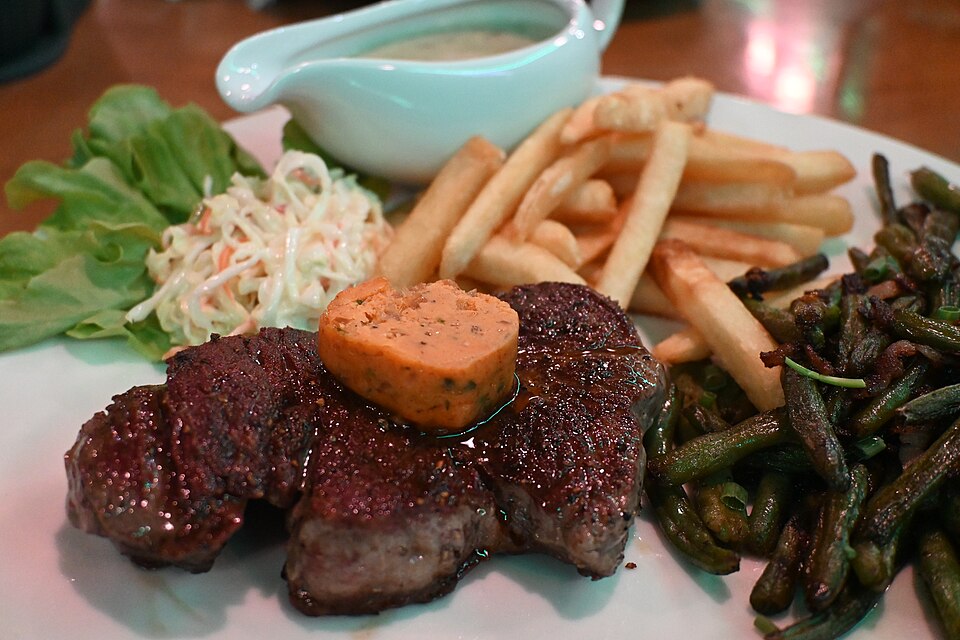 Entrecôte grillée et beurre maître d'hôtel