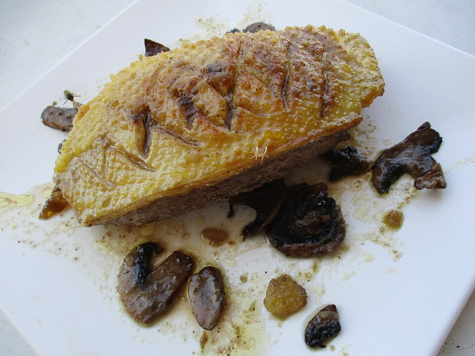 Magret de canard grillé au poivre