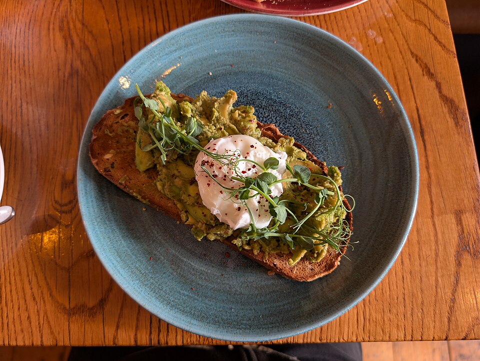 Œufs pochés sur toast à l'avocat