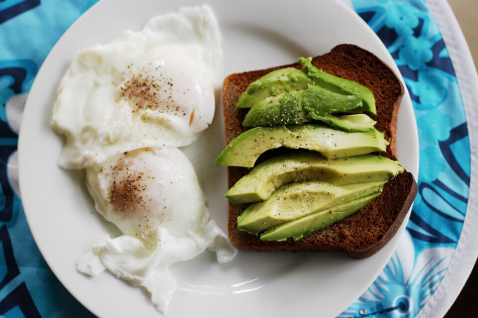 Œufs pochés sur toast à l'avocat