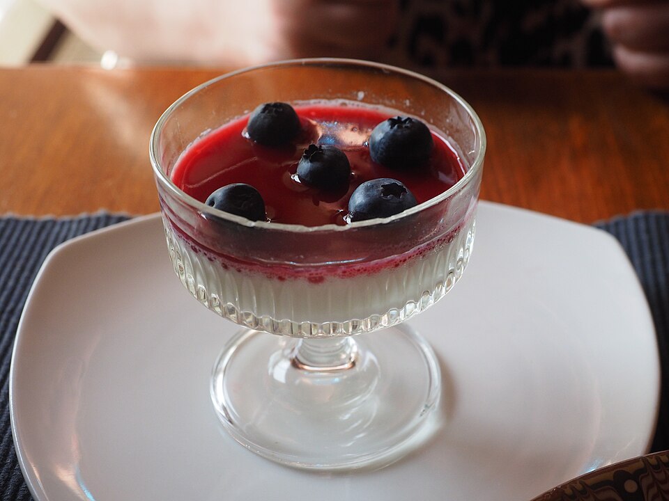 Panna cotta et coulis de fruits rouges