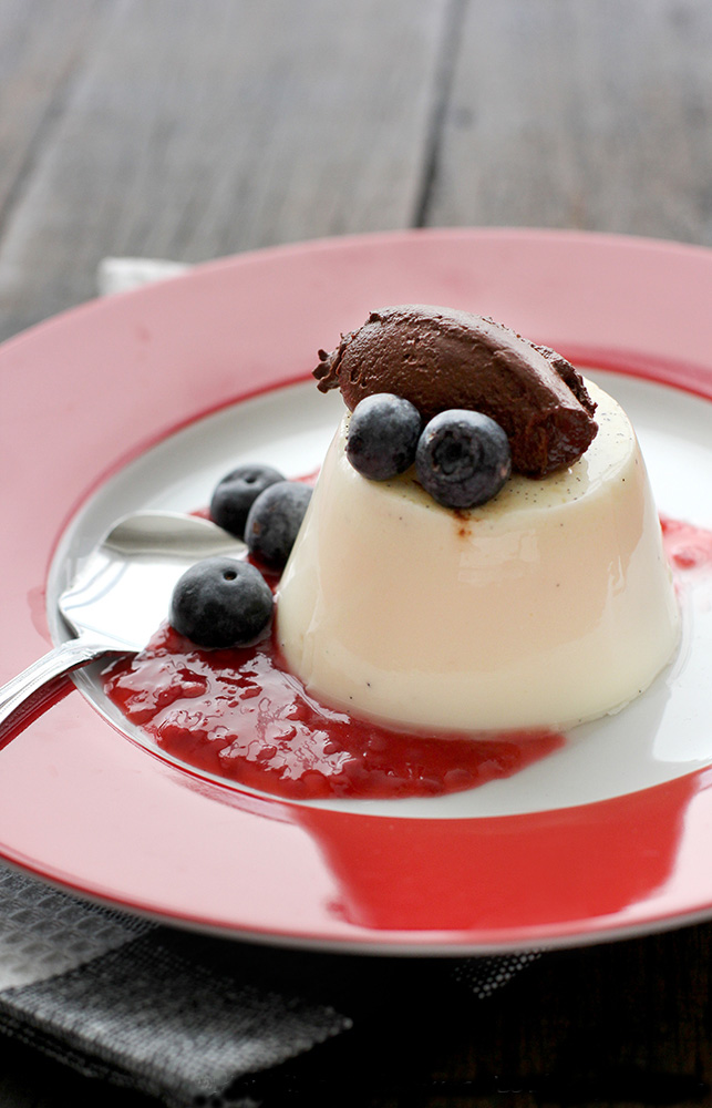 Panna cotta et coulis de fruits rouges