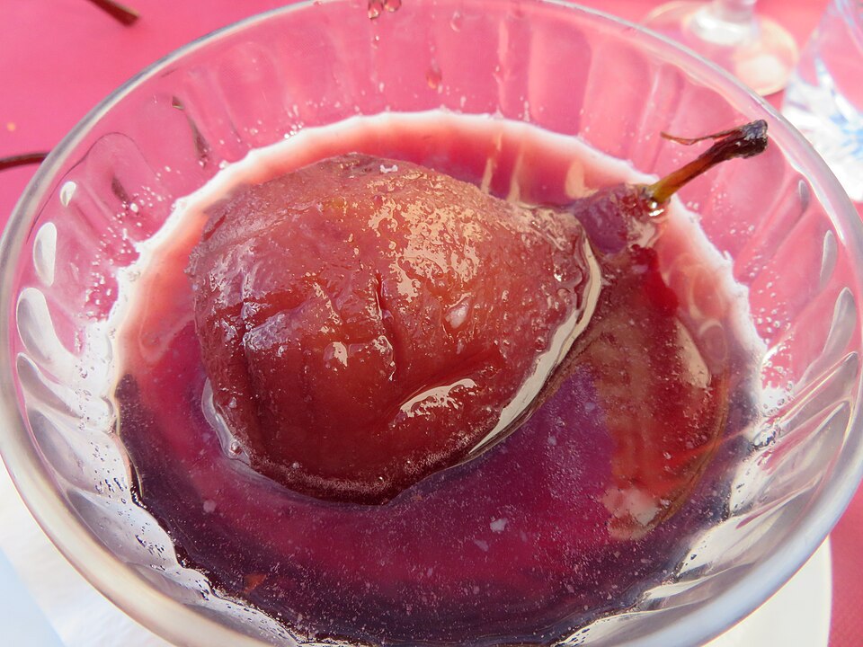Poires pochées au sirop de vin épicé