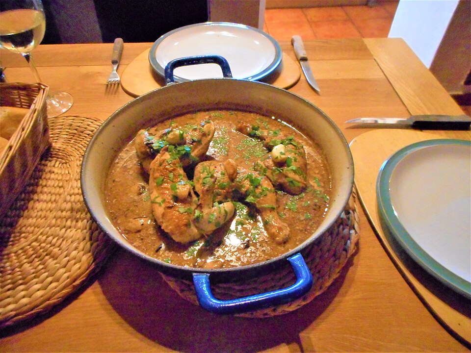 Poulet à l'ail en chemise et vin blanc