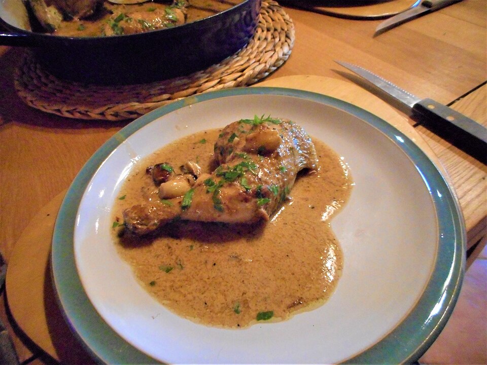 Poulet à l'ail en chemise et vin blanc