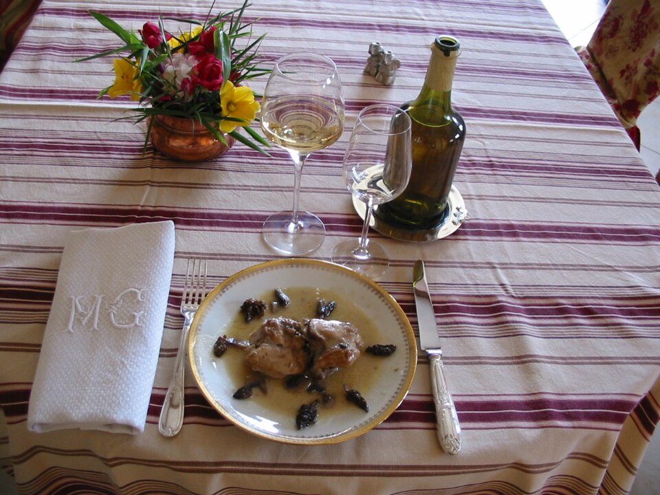 Poulet aux champignons sauvages et vin jaune