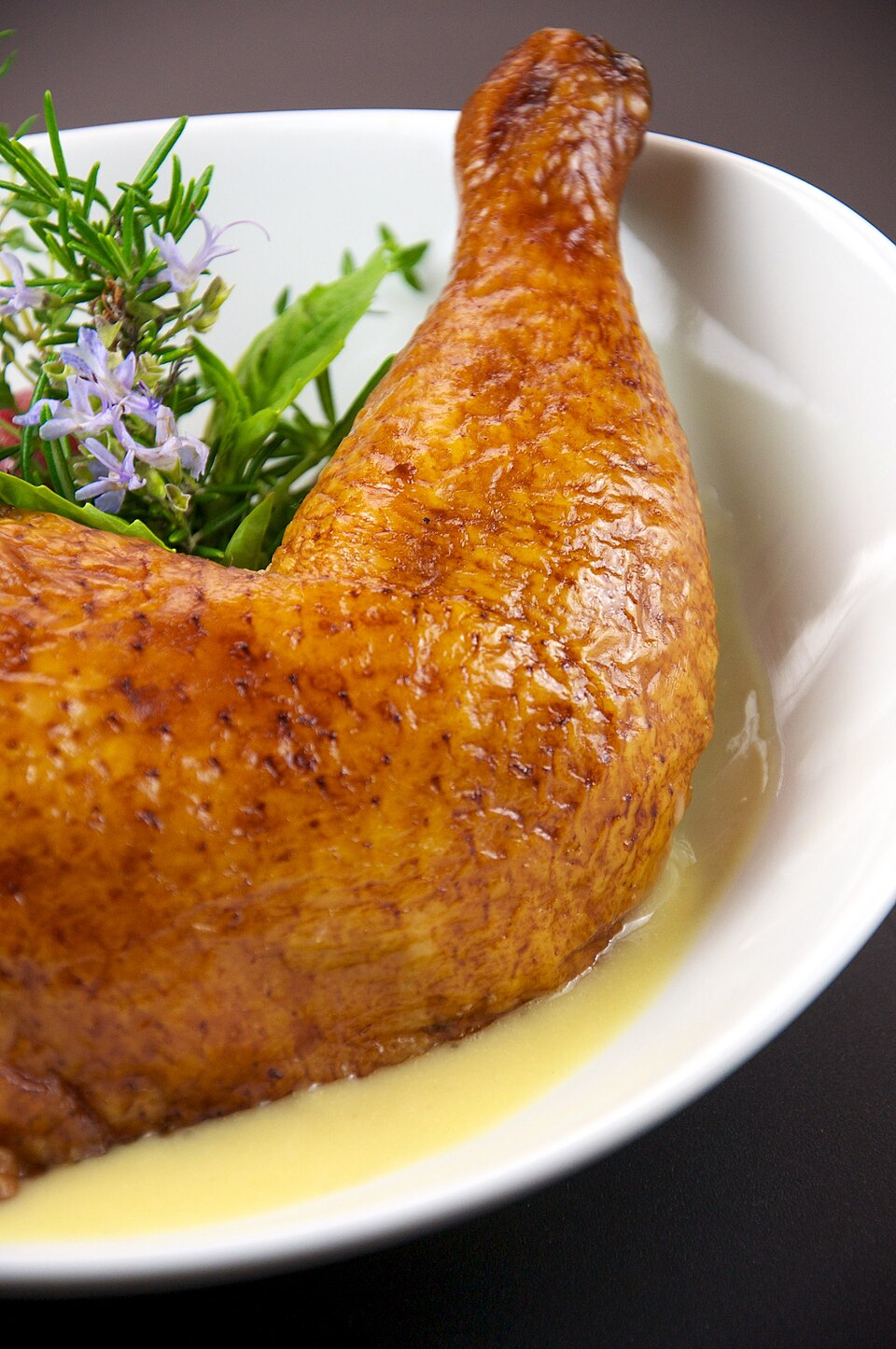 Poulet confit basse température aux herbes