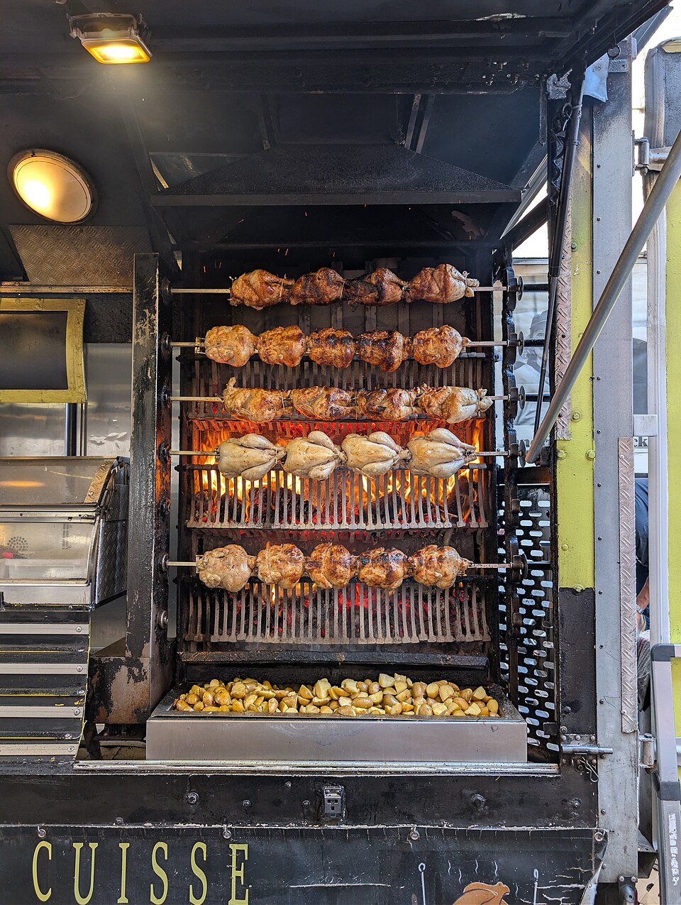 Poulet entier grillé à la broche
