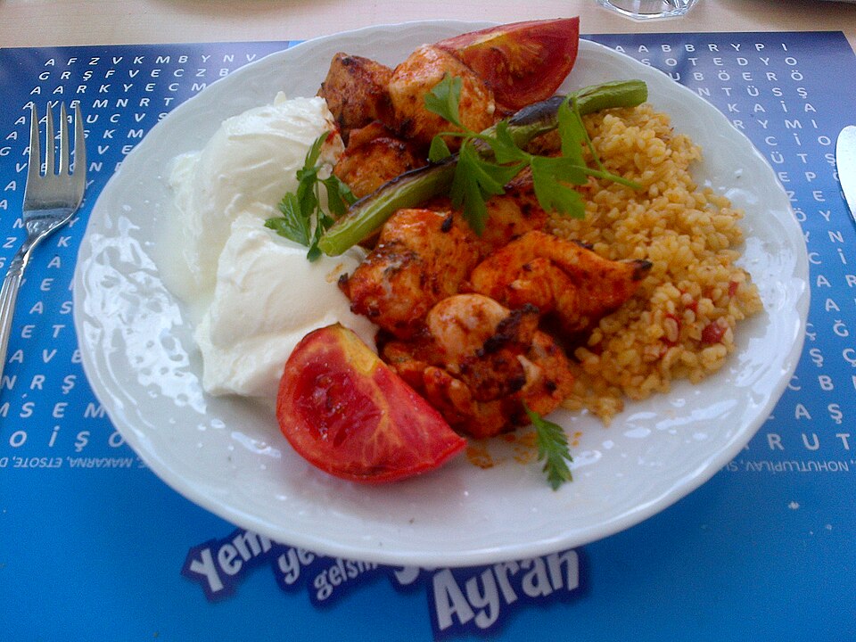 Poulet grillé mariné au yaourt et paprika