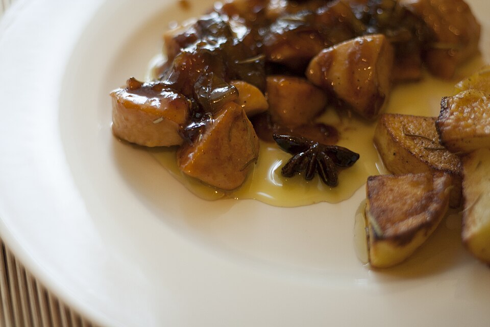 Poulet mariné au citron et romarin mijoté