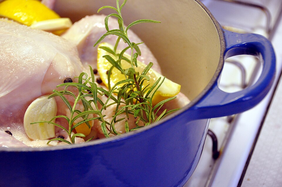 Poulet mariné au citron et romarin mijoté