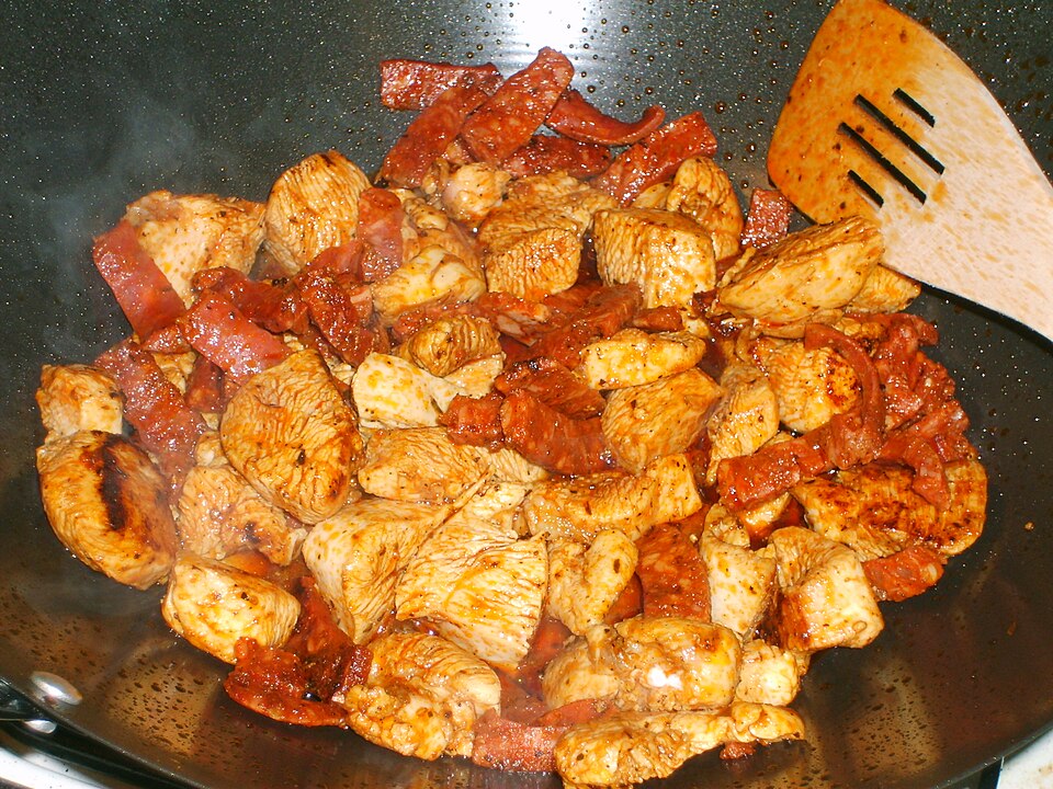 Poulet mijoté à la tomate et au chorizo