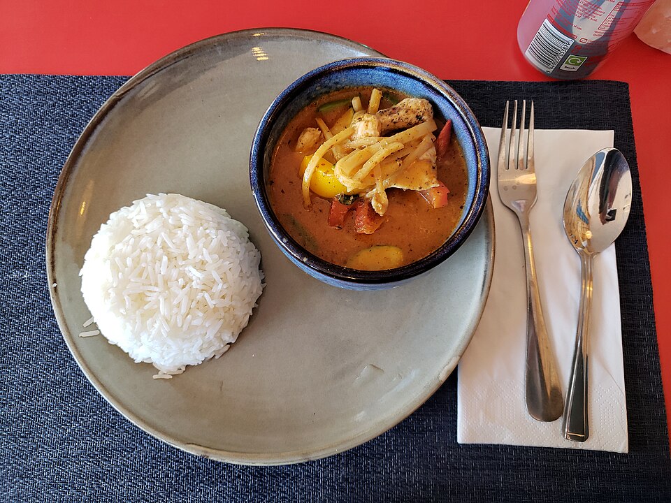 Poulet mijoté au lait de coco et curry rouge