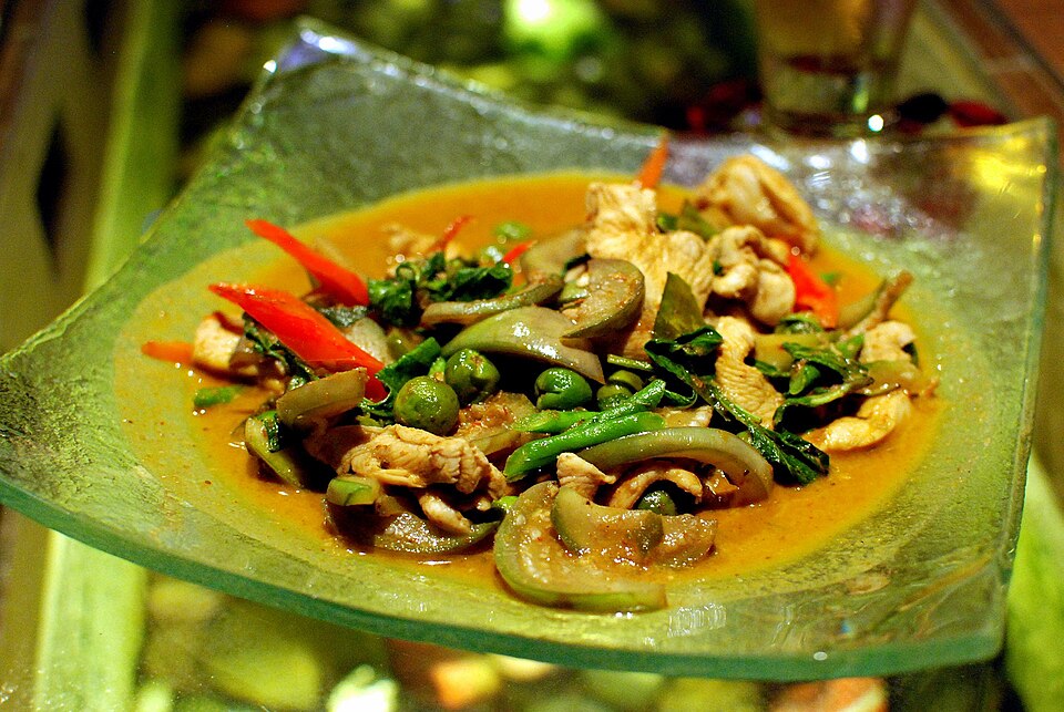 Poulet mijoté au lait de coco et curry rouge