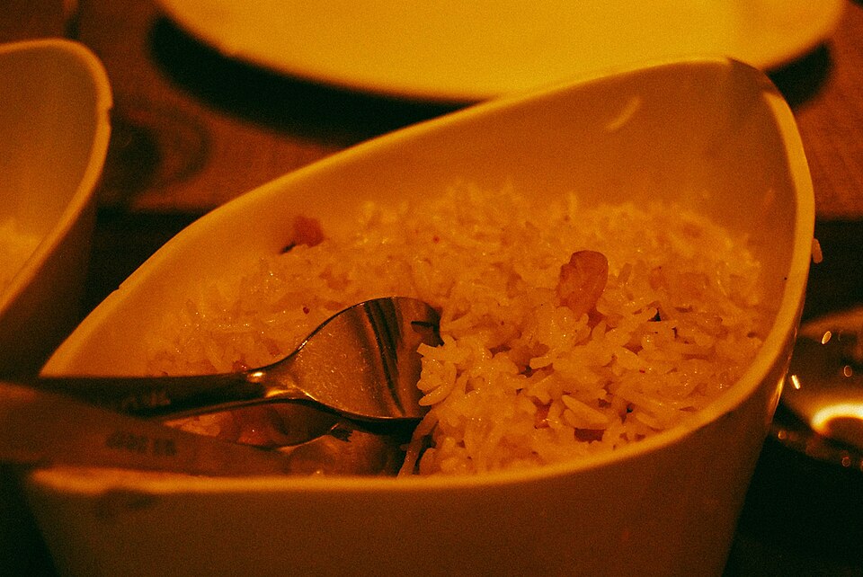 Riz pilaf aux légumes et raisins secs