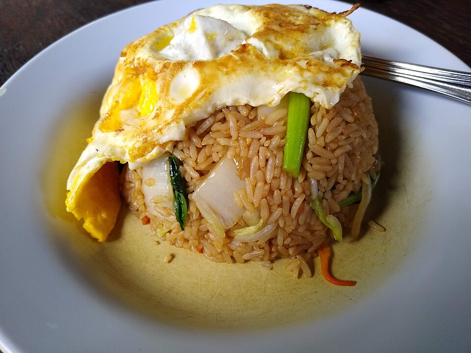 Riz sauté aux légumes et œuf