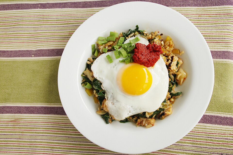 Riz sauté aux légumes et œuf