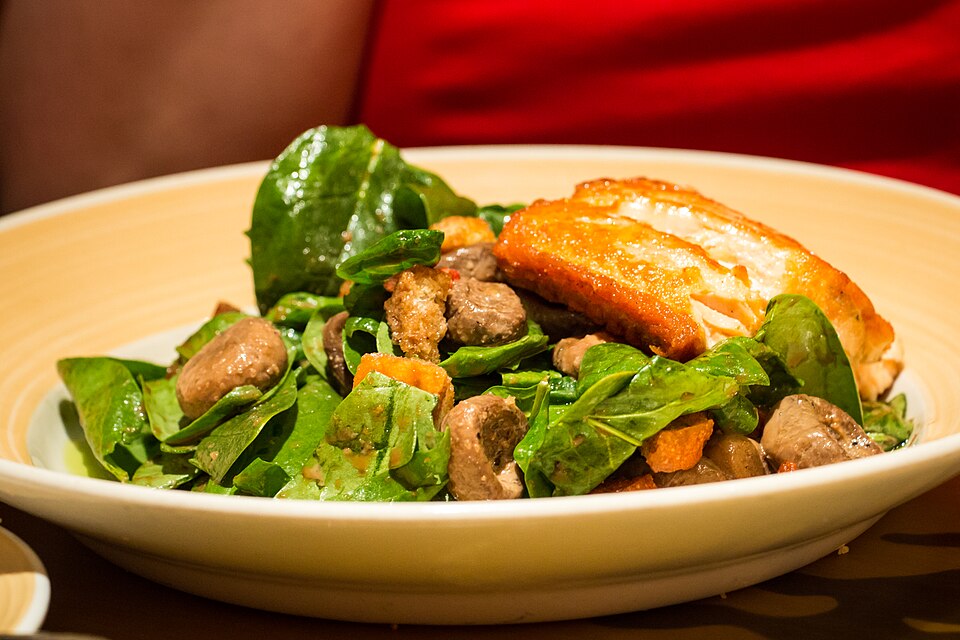 Salade d'épinards frais et champignons