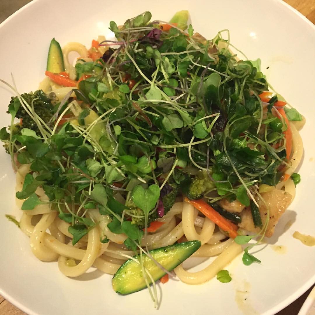 Wok de nouilles udon aux légumes